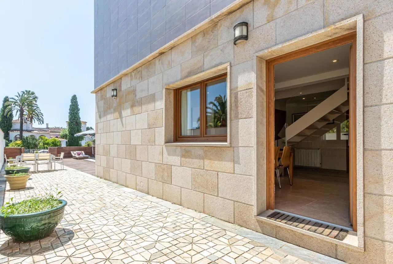 Apart-Rent Casa Al Canal Llobregat 0106 Empuriabrava