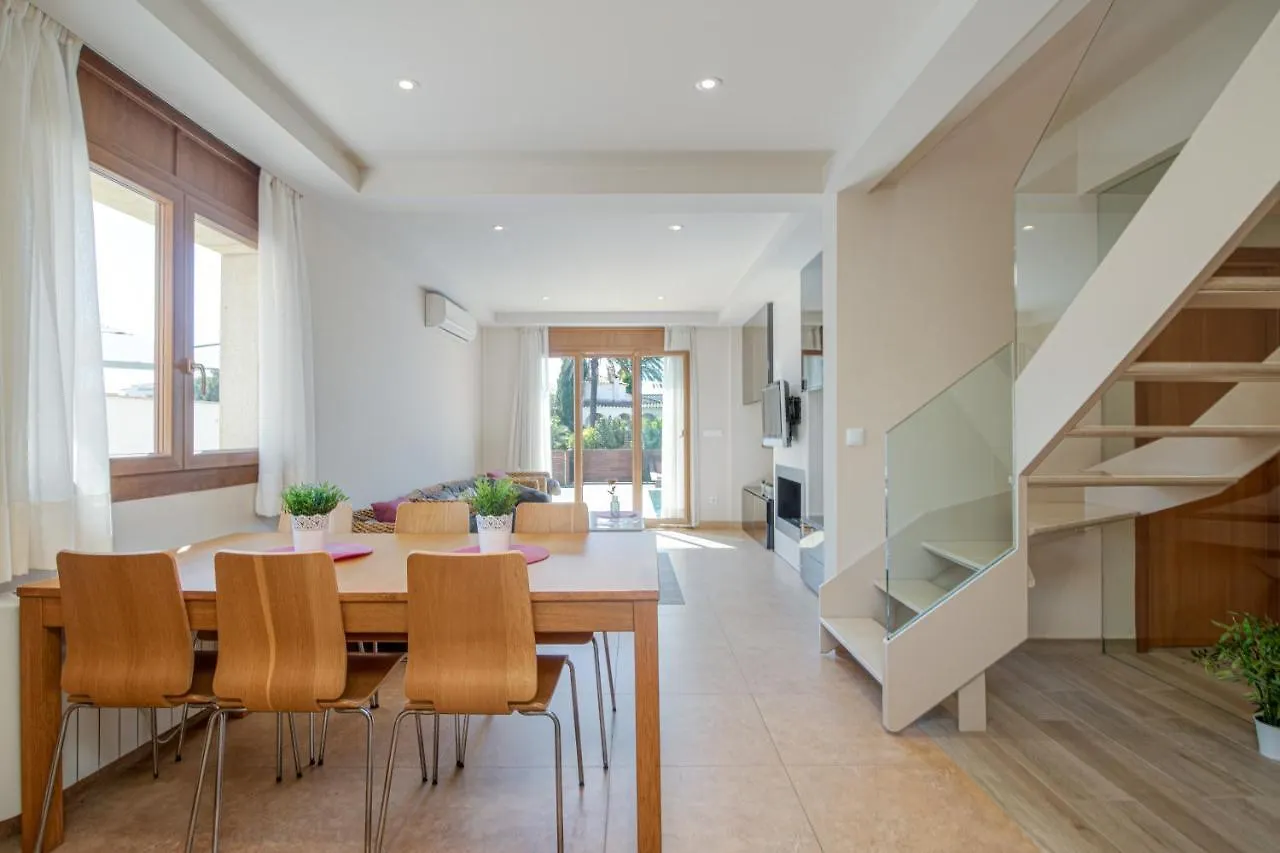 Apart-Rent Casa Al Canal Llobregat 0106 Empuriabrava Willa